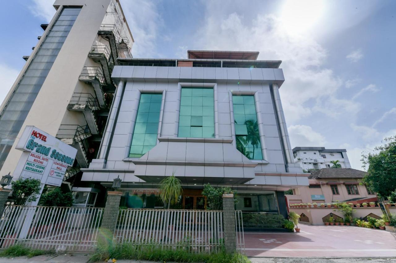 Hotel Capital O 15854 Grand Seasons Kochi Exterior foto